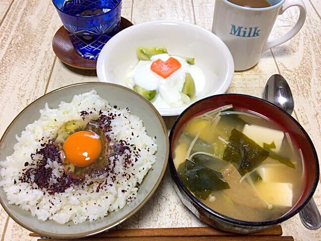 今日の男飯(＞人＜;)朝ごはんバージョン♬
しそ卵かけごはんand具沢山味噌汁andピクルスヨーグルト♬|ひーちゃんさん