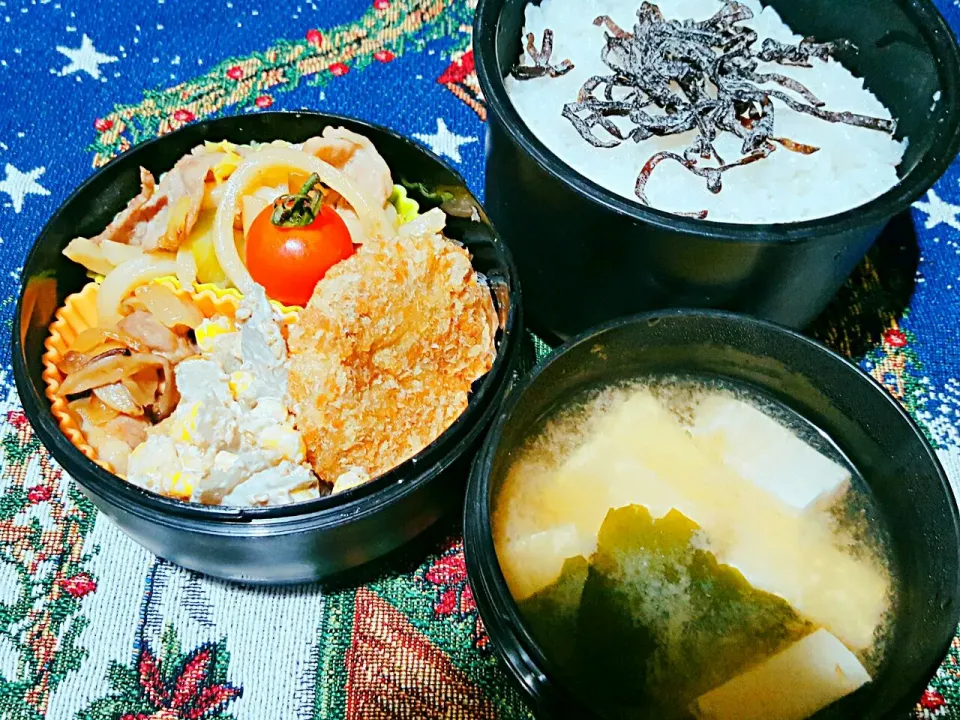 お弁当。オイ醤油焼きうどんと鶏とキノコのケチャップ炒めとミンチカツとゴボウコーンマヨサラダとお味噌汁。|エリカさん