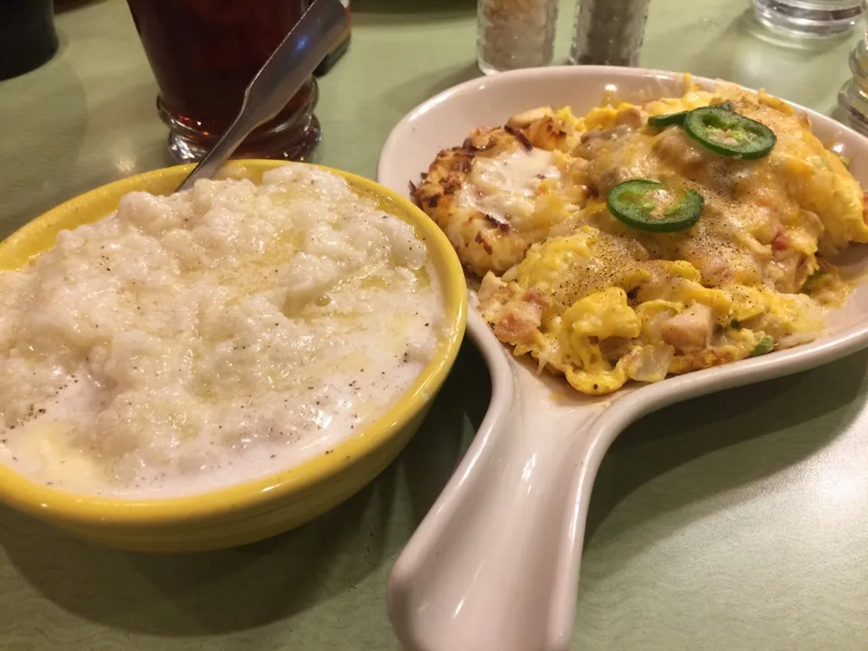 Spicy Chicken Scrambler w/ bowl of grits|Richard Thompsonさん