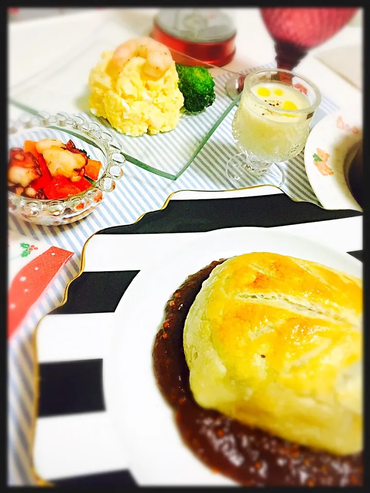 Snapdishの料理写真:ミートパイ デミグラスソース添え|＊megmilk’s cafe＊〜☆*:.｡. ほっこりごはん。｡.:*☆〜さん