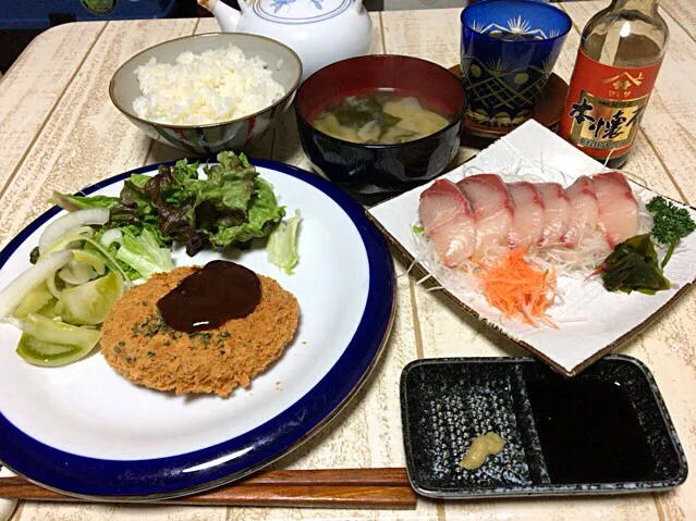 今日の男飯(＞人＜;)晩ごはんバージョン♬ちょい手抜き\(//∇//)\
ぶりのお刺身andメンチカツandキャベツとワカメと長ネギの味噌汁andごはん♬|ひーちゃんさん