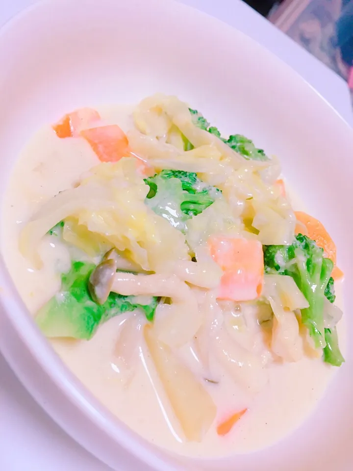 Snapdishの料理写真:あったかミルクスープ🥄 #牛乳#スープ#野菜たっぷり#キャベツ|えりさん