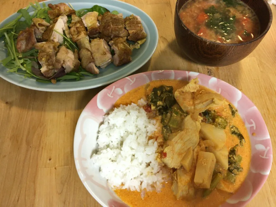 春野菜バターチキンカレーと鳥もも肉のカレー塩、ミニトマトの味噌汁|いわなさん