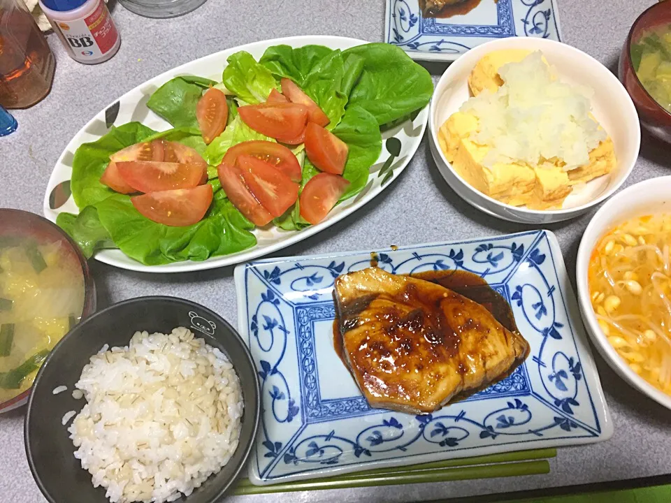 もち麦飯、魚、厚焼き玉子おろしのせ、ニラ白菜味噌汁、もやし、トマトサラダ|ms903さん