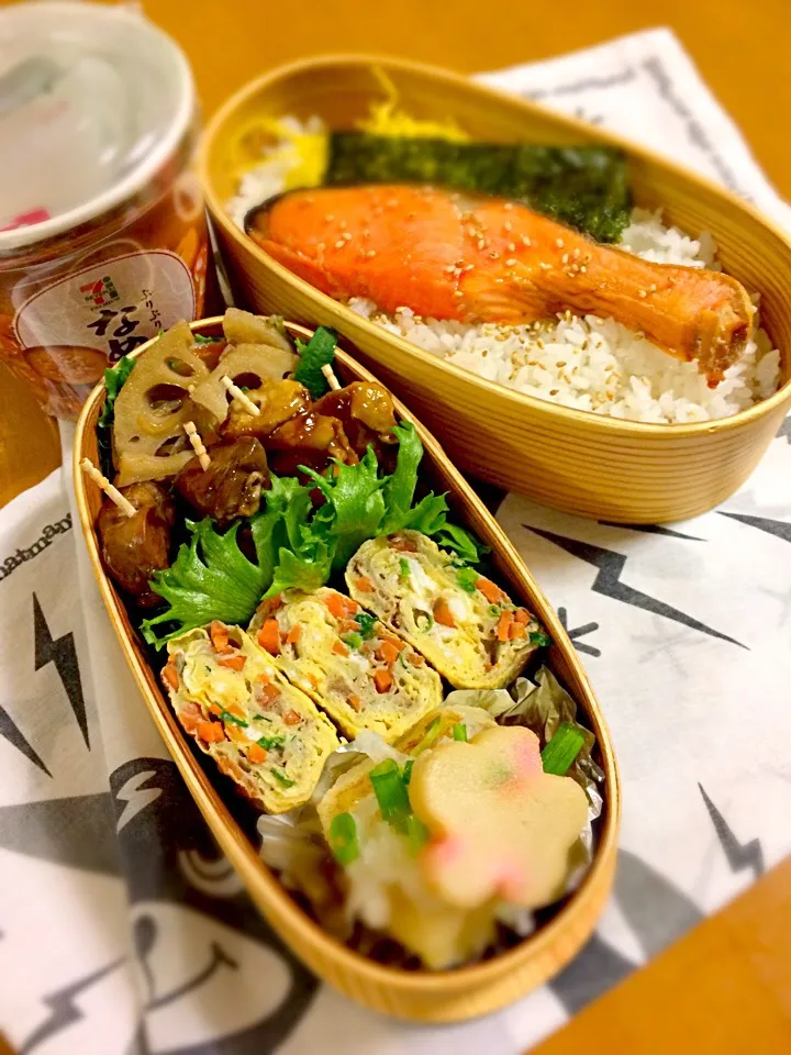 息子君弁当🎶
レンコンキンピラ
焼き鳥(レバー、鶏皮)
彩り玉子焼き
揚げだし豆腐
焼き鮭のっけごはん。|BooBooさん