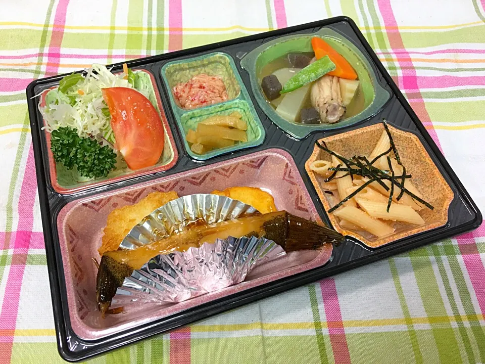 Snapdishの料理写真:お任せメニュー 日替わり弁当 豊川市宅配|Naokazu Kuritaさん