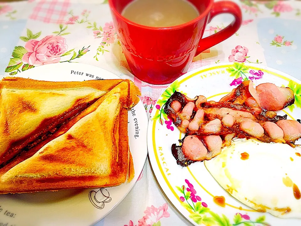 ハムチーズホットサンド
焼き過ぎベーコンエッグ🍳💦|相良幸子さん