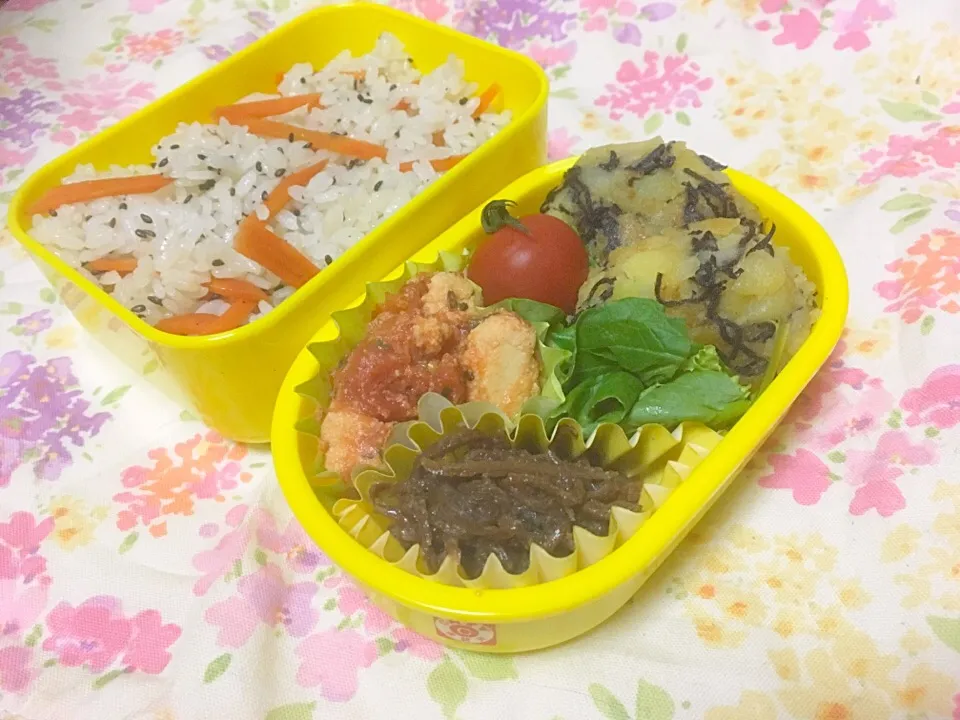 お弁当★ひじき入りじゃがバーグ、高野豆腐のトマト煮、切り干し大根のマヨサラダ、人参とゴマの混ぜ寿司|ハルさん