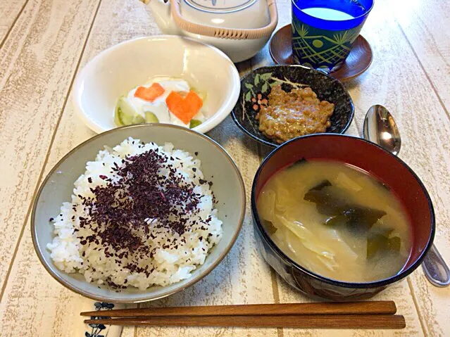 今日の男飯(＞人＜;)朝ごはんバージョン♬
納豆and味噌汁andしそごはんandピクルスヨーグルト♬|ひーちゃんさん