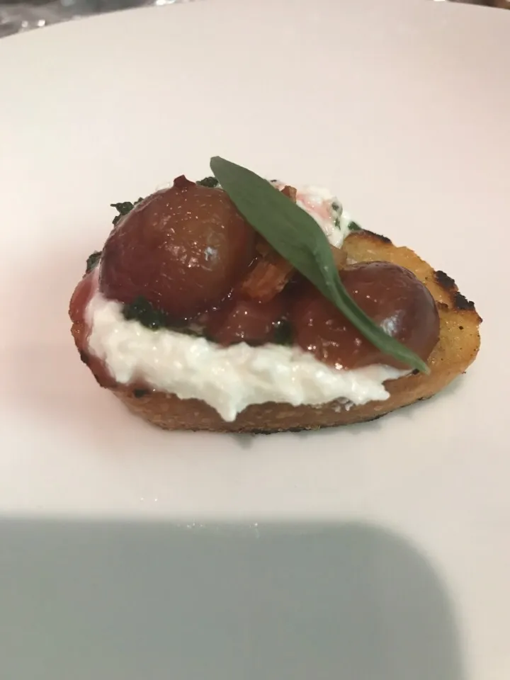 Crostini with Ricotta and Spicy Grapes|Christine pavelkaさん