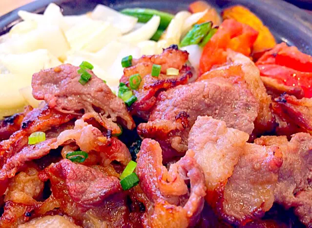 牛カルビ焼肉と玉ねぎのグリル
 - Grilled beef carved and onion😋❤✨
 -|Liezlさん