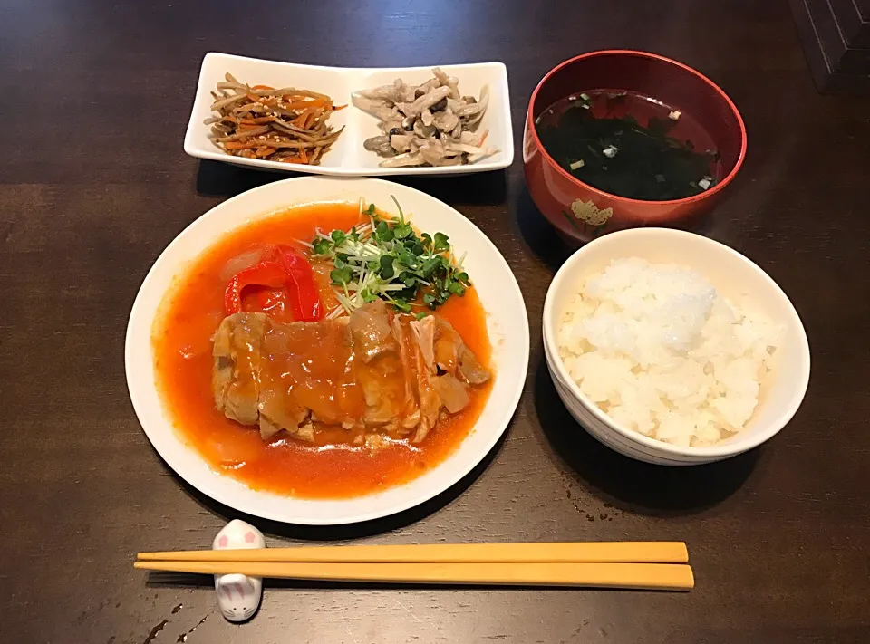 チキンのトマト煮定食。
綺麗な写真を撮るために、箸置き買ってみました。

＊チキンのトマト煮
＊きんぴらゴボウ
＊キノコのマヨサラダ
＊もずくスープ|ゆ吉さん