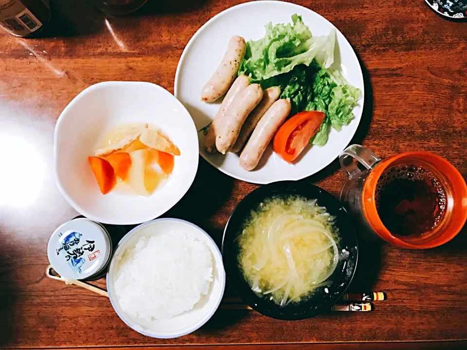 レタストマト ウインナー 大根と人参の煮物 玉ねぎの味噌汁 ご飯 海苔|さえさん