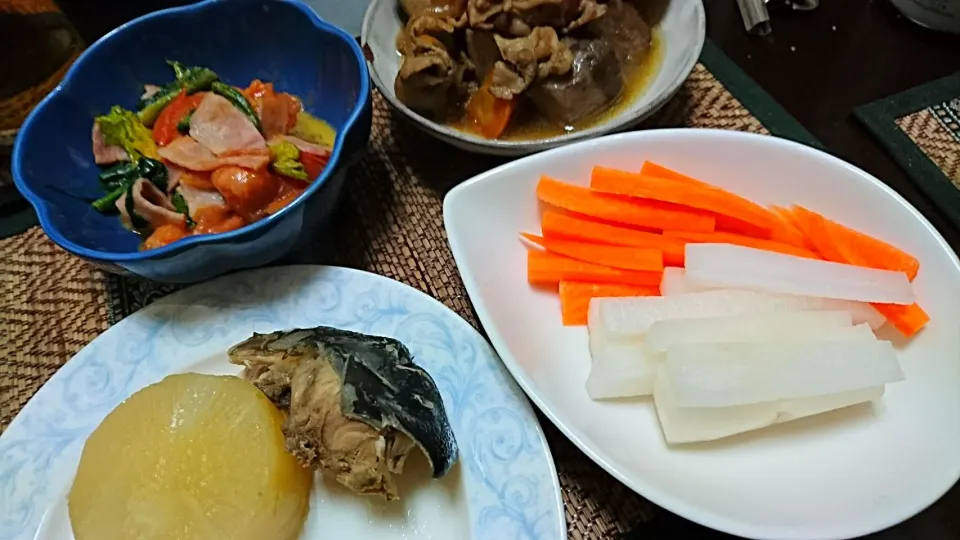 Snapdishの料理写真:肉じゃが&トマトとほうれん草とベーコンのバター炒め&カンパチのかま|まぐろさん