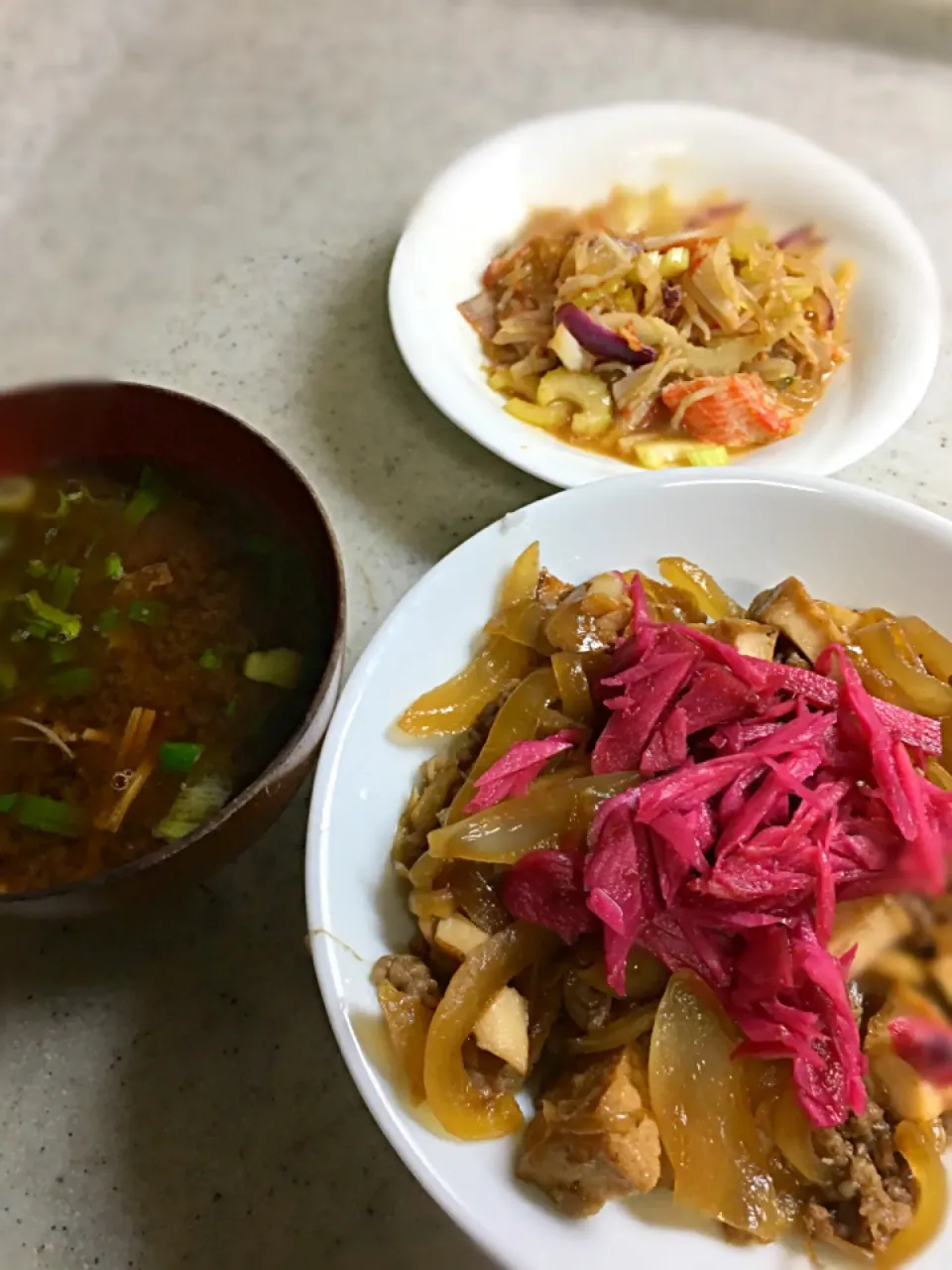 牛丼自家製紅生姜添え
糸こんにゃくの中華風サラダ
味噌汁|瞳キラ★さん