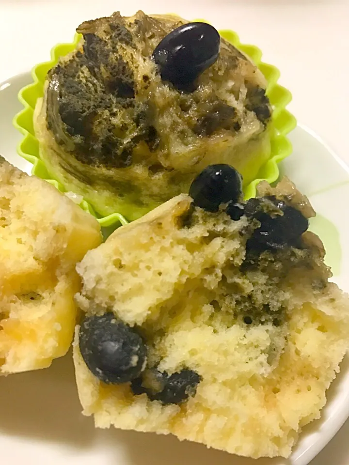 Snapdishの料理写真:黒豆煮消費第二弾‼️
豆乳入り抹茶蒸しパン😋
ホットケーキミックス使ってるよん🎵|みほままこさん