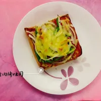 Snapdishの料理写真:蔬菜豬肉烤吐司
有滿滿的起司跟洋蔥，吃起來超滿足!

 #烤土司
 #起司
 #早午餐
 #cheese|lovemissphiさん