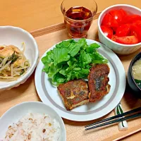 カレイの唐揚げ、セロリの葉モヤシ油揚げの煮浸し、ネギ切干大根エノキの味噌汁、トマト|ねむねこさん