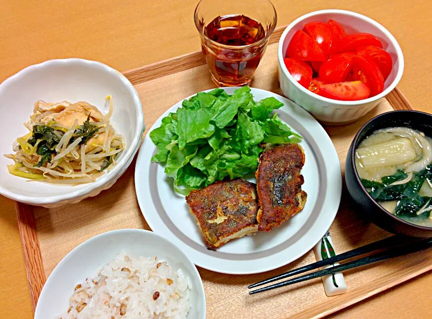 カレイの唐揚げ、セロリの葉モヤシ油揚げの煮浸し、ネギ切干大根エノキの味噌汁、トマト|ねむねこさん