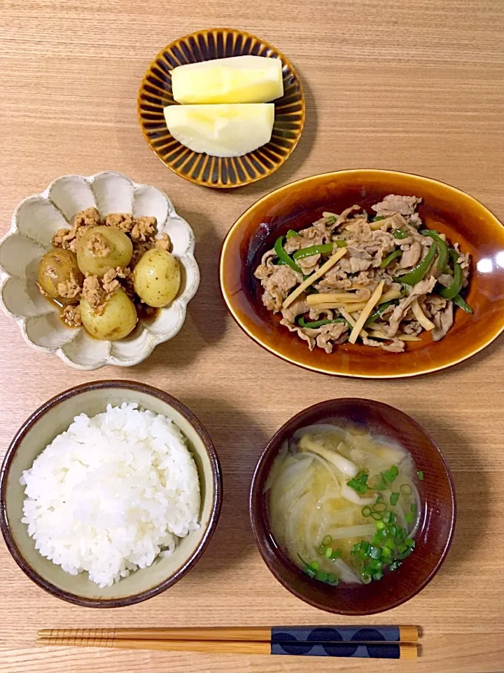 青椒肉絲
じゃがいもとひき肉の煮物
りんご🍎|yk328さん