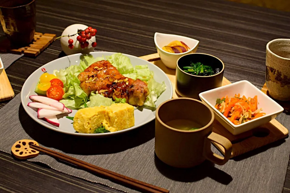 今週のおうちごはん。スタミナとんてき、さつま芋レモン煮、赤カブサラダ、出汁巻卵、ほうれん草磯和えナムル、切干し大根と人参の梅肉和え、芽キャベツスープです。|かれんさん