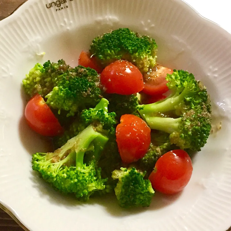 ブロッコリー祭り🎶
普通〜にブロッコリーとトマト🍅のシンプルサラダ🥗|いしくん。（たまご王子🥚🐣🐥🐔）さん