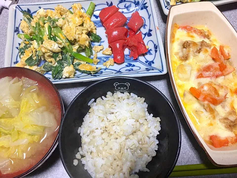 もち麦飯、里芋ツナトマトオーブンチーズ焼き、たらこ、白菜ネギ味噌汁、玉子葉っぱ焼き|ms903さん