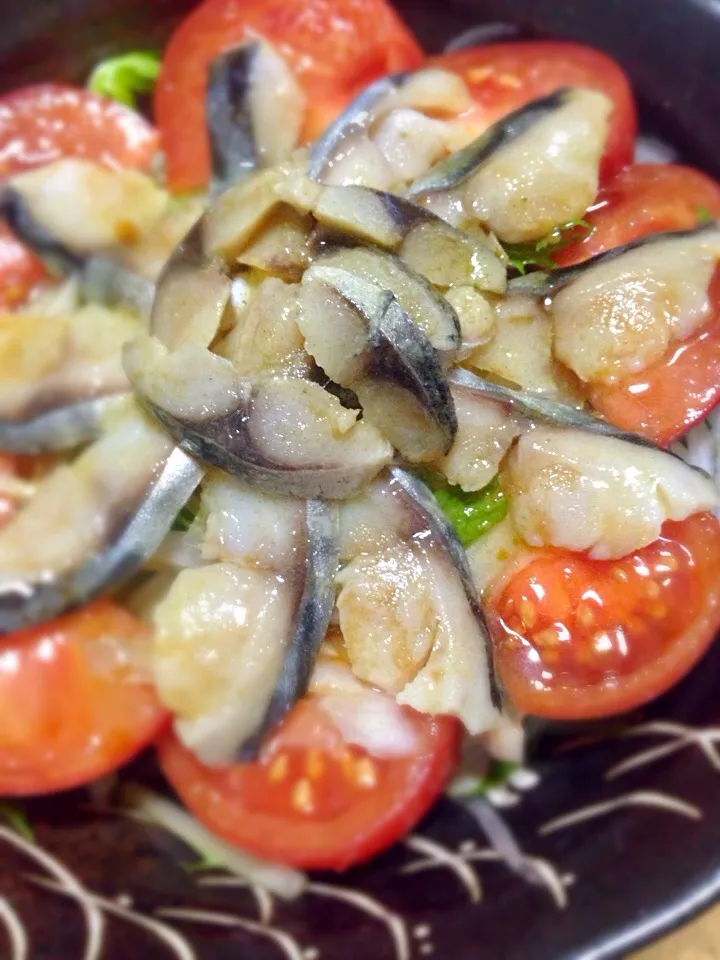 〆鯖サラダ🐟内側には水菜とオニオンスライスが控えてます🍅#サラダ#しめ鯖 #新玉ねぎスライス #オリーブオイル旨い|こなちゅんさん