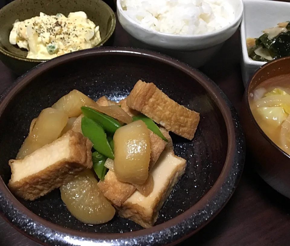 晩ごはん  大根と厚揚げの煮物 玉サラダ エリンギとワカメの酢の物 野菜たっぷり味噌汁|ぽんたさん