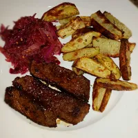 Snapdishの料理写真:Seered beef with red cabbage and yukon potatoes|monicaさん