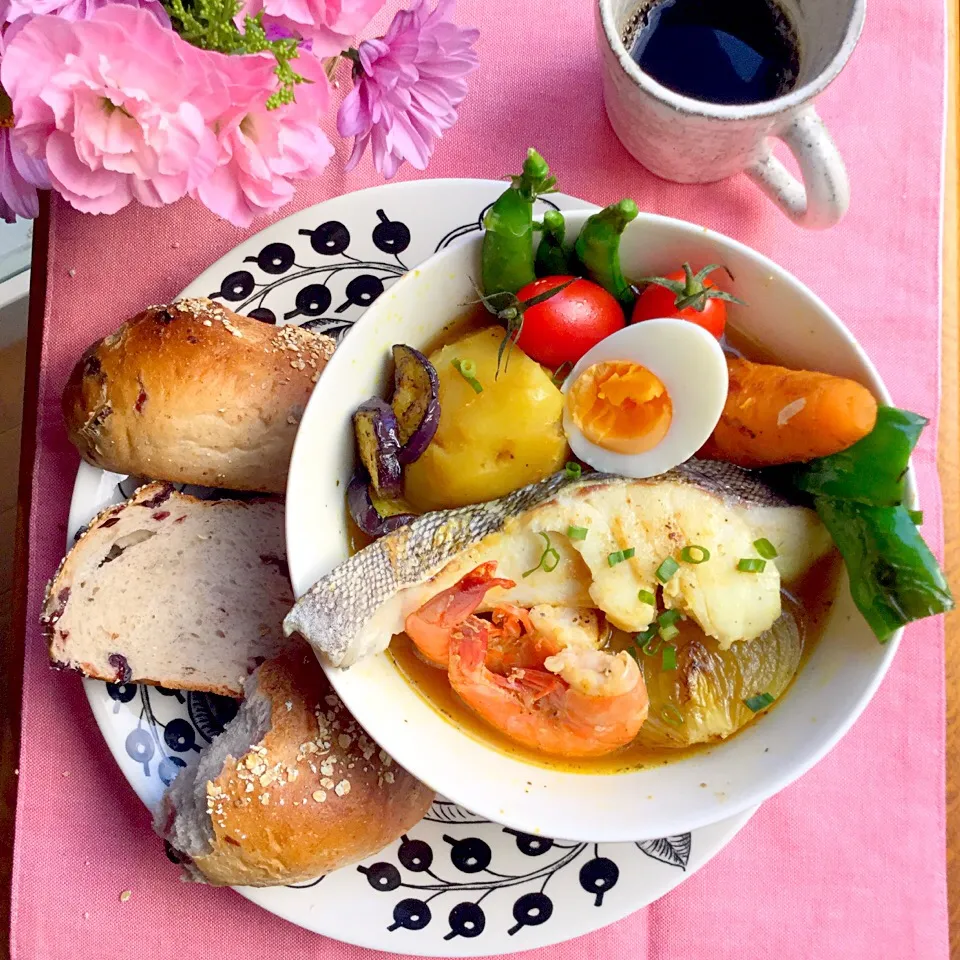 ブイヤベース🦐カレー味
ブイヤベース🦐の、味付けを
カレー味にしました
たら、エビ、玉ねぎ、にんにく
ジャガイモ、人参、ピーマン
美味しいダシで、ご馳走スープ|ゆかモンさん