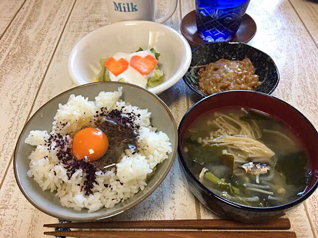 今日の男飯(＞人＜;)朝ごはんバージョン♬
しそ卵かけごはんand味噌汁and納豆andピクルスヨーグルト♬|ひーちゃんさん