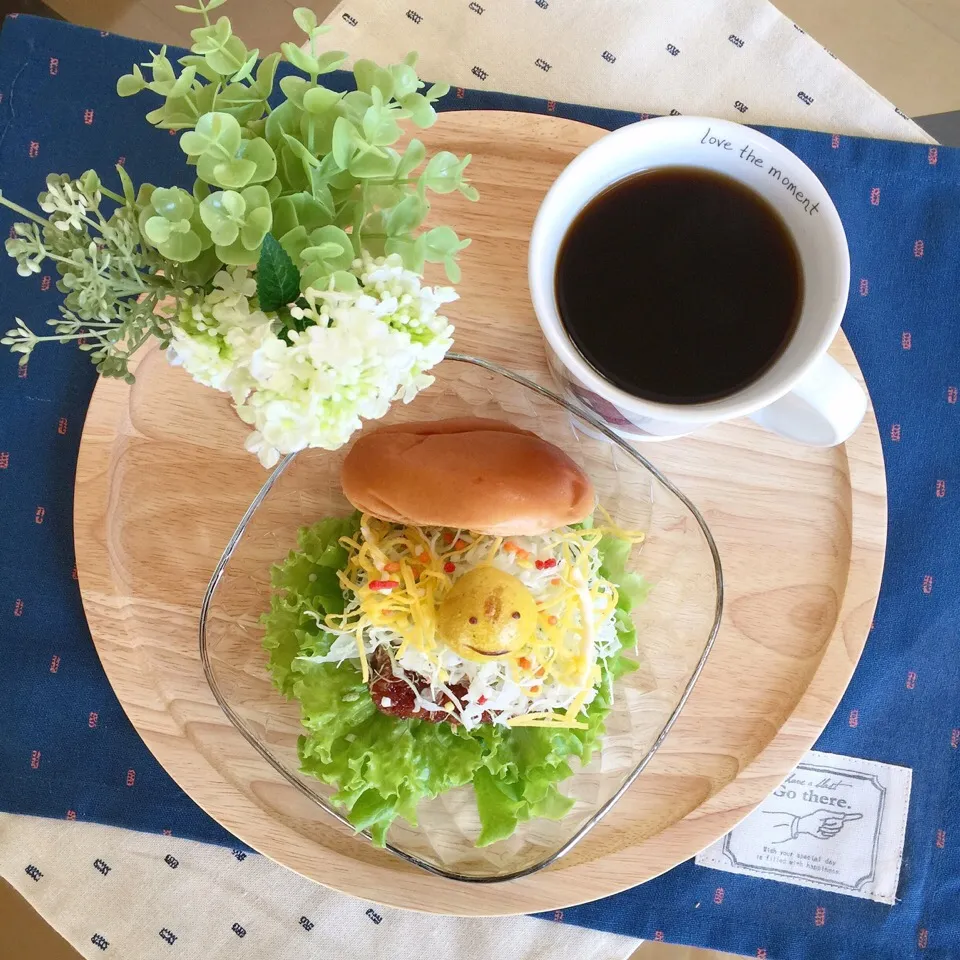 1/22❤︎宅配モスのロースかつバーガー🍔今日も仕事なのでお昼ごはんを作るのが大変な為、宅配モスにしました(^^;自宅でお野菜など追加でトッピング✨|Makinsさん