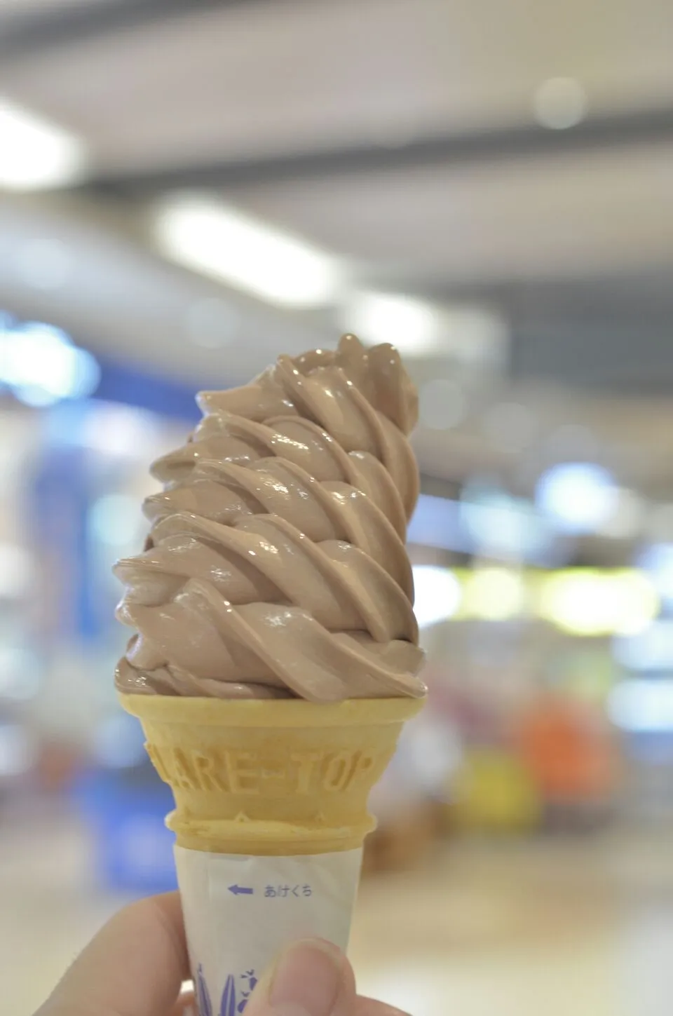 新千歳空港・ロイズのチョコレートソフト(๑´ڡ`๑)|マカロンさん