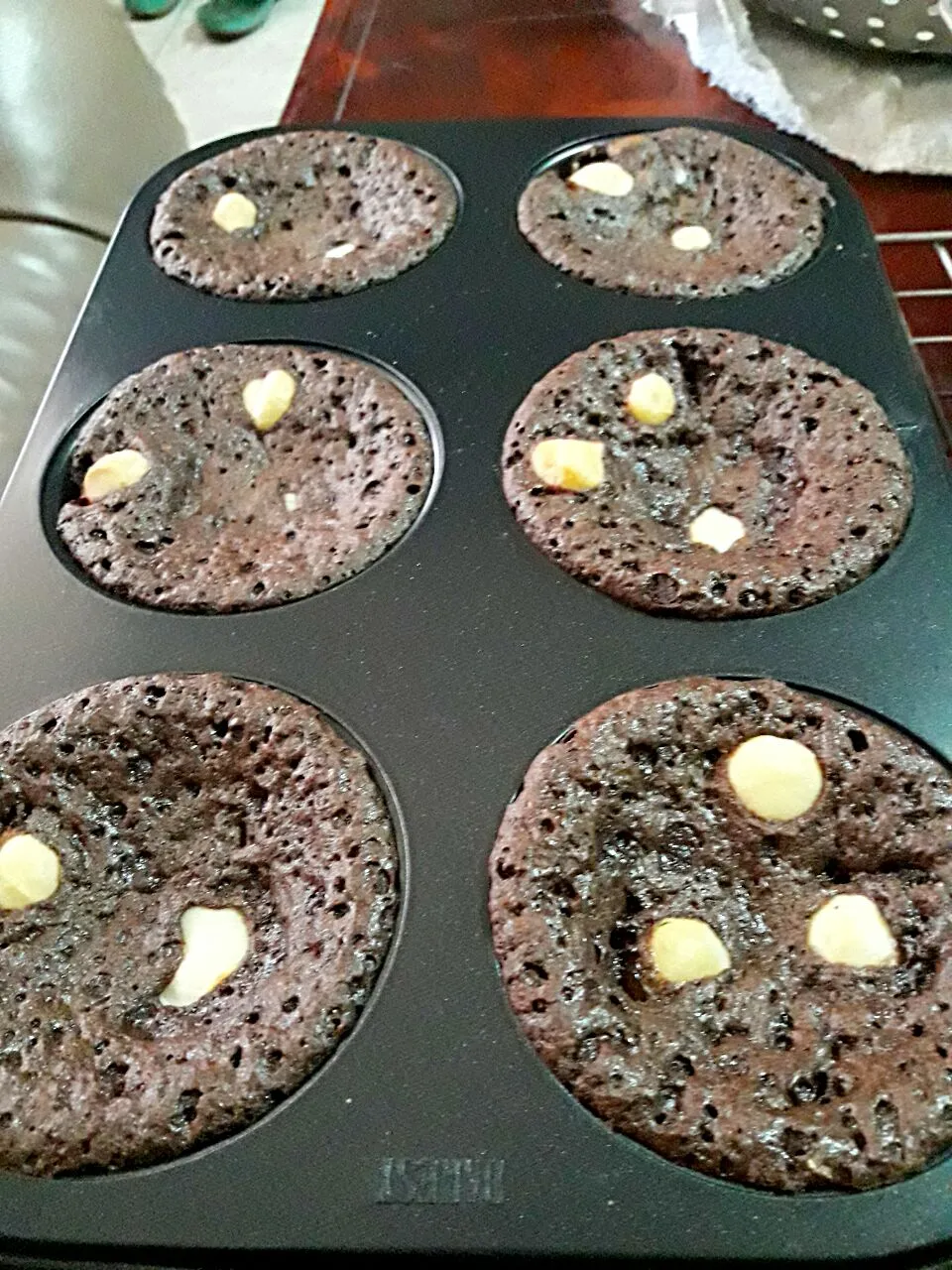 Snapdishの料理写真:maccadamia brownie cupcakes|Jeab Lertさん