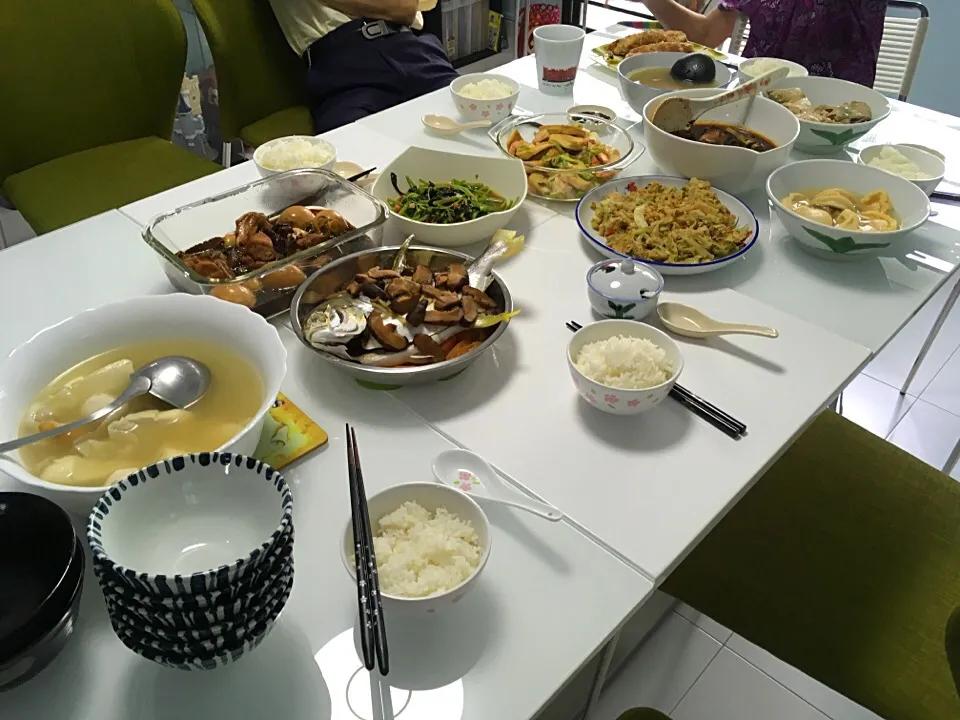 Snapdishの料理写真:Yong tau foo soup, steamed pomfret, fried cabbage with egg, spinach with goji, pig stomach soup, buah keluak chicken, braised chicken with eggs, leeks with praw|Ong Sor Fernさん