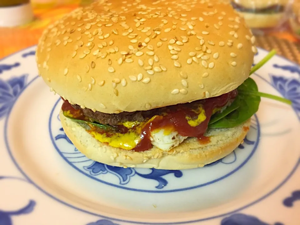 Hamburger with spinach and eggs|Daichiさん