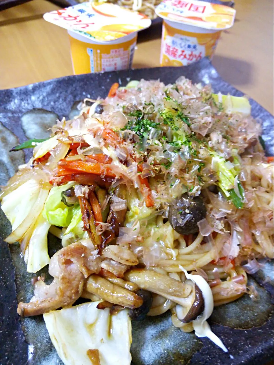 昨日のランチは焼きうどん(๑•🐽•๑)ﾌﾞ-|さくたえさん