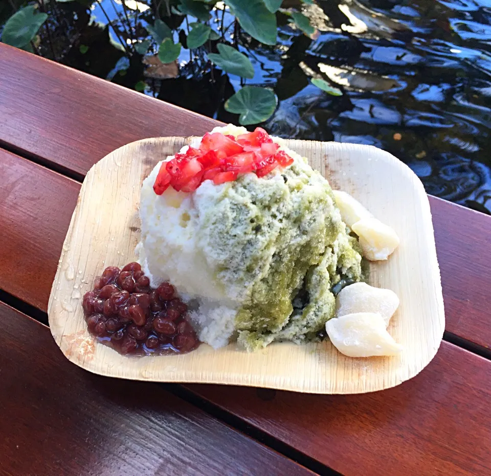 Match and Coconut Shaved Ice with pineapple mochi and red beans. #Hawaii #AmbyCakes #shavedice #matcha|Amby Cakesさん