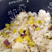 Snapdishの料理写真:みきぴょん♪さんの料理 さつまいもの炊き込みご飯🍠