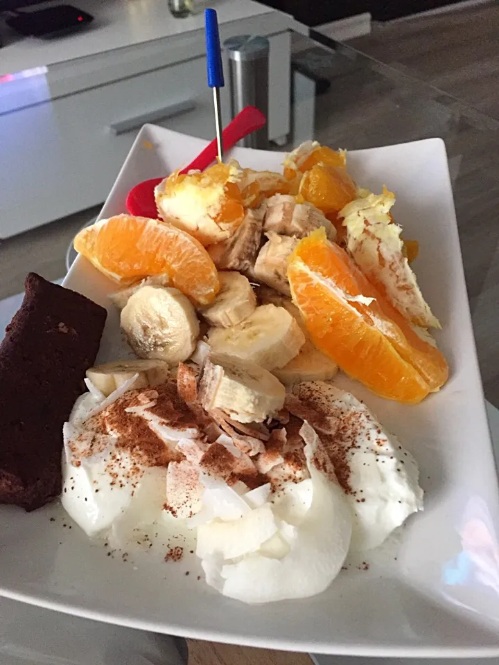 Proteinová tyčinka s kakaovými boby, jogurt s živými kulturami a ovoce (líné nedělní ráno) 🌞 #proteinbar #cacao #banana #orange #yogurt|LucieFoodさん