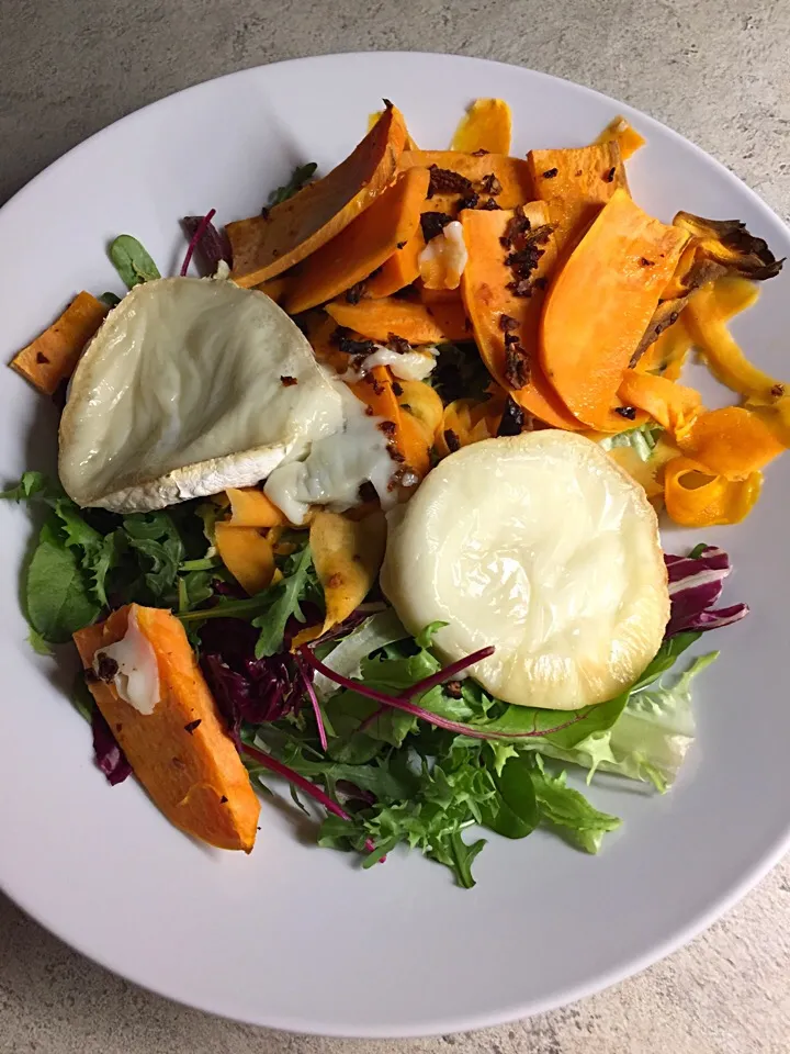 Kozí sýr na listovém salátku s pečenými batáty #goatcheese #salad #sweetpotatoes #healthy|LucieFoodさん