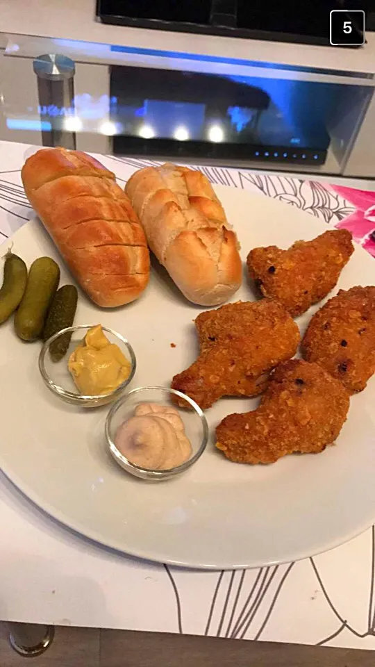 My husband's TV dinner #chickenwings #hot|LucieFoodさん