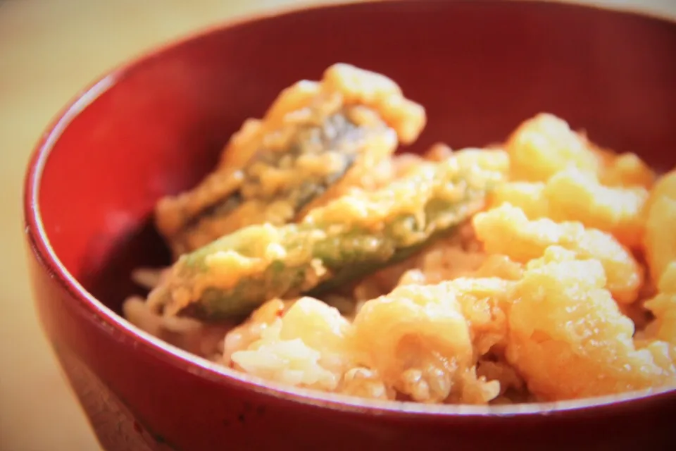 『蕎麦屋の天丼』
ここのものはまた違う味わい。

ご飯にはたっぷりの蕎麦の実が
加えられており
ご飯の甘味が抑えられている。
そのことが、蕎麦との相性を良くしているとはカメラマンも思わないだろう。蕎麦は甘味よりも辛味、塩みが合う。蕎麦の実が入っているお米は甘さが抑えられる。
だから美味しいのは間違いなかった。

料理研|【公式】料理研究家　指宿さゆり≫ｽﾀｼﾞｵ（ｽﾀｯﾌ運営）さん