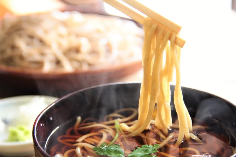 Snapdishの料理写真:すっかり慣れ親しんだ蕎麦処。
 田舎の太打ちが美味しいお店。  神戸の北に位置する一軒家に
『そば切り 雪月花』

デイリーユースで通っているので

お写真を撮るということも
 なかったのですが  せっかくの美味しいお蕎麦を
私のレシピ制作専門スタジオの
専属のカメラマンを連れて
訪れて見ました(^-^)🍀 こちらのお|【公式】料理研究家　指宿さゆり≫ｽﾀｼﾞｵ（ｽﾀｯﾌ運営）さん