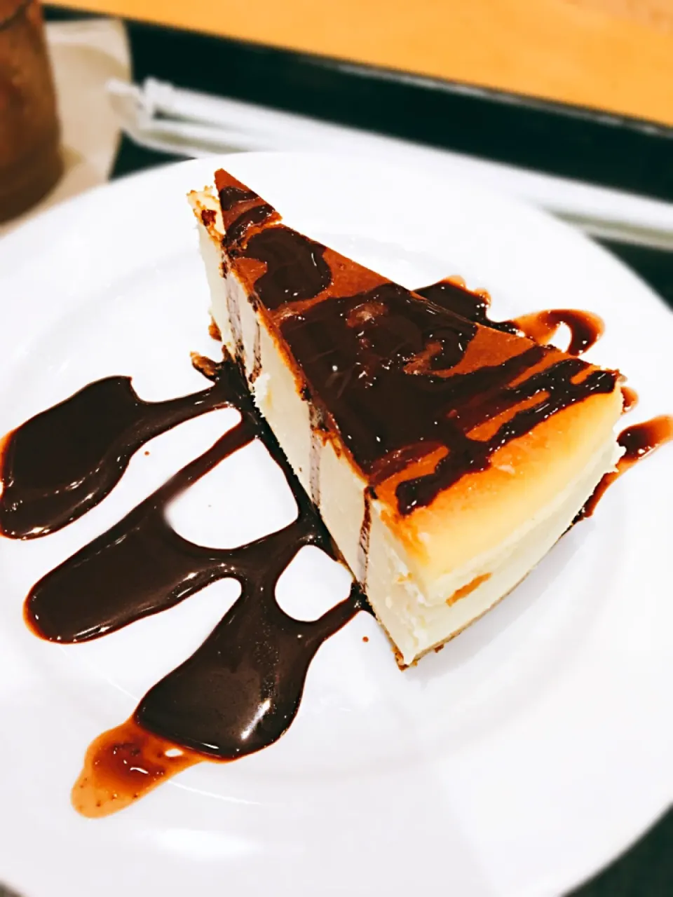 Cheesecake topped with chocolate syrup. 😋😋😋|Lhalaine Joieさん