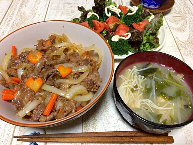 今日の男飯(＞人＜;)晩ごはんバージョン♬
錦織選手が勝てば玉子を付けようと思った牛丼andサラダand大根菜とモヤシとエノキとワカメの味噌汁♬|ひーちゃんさん