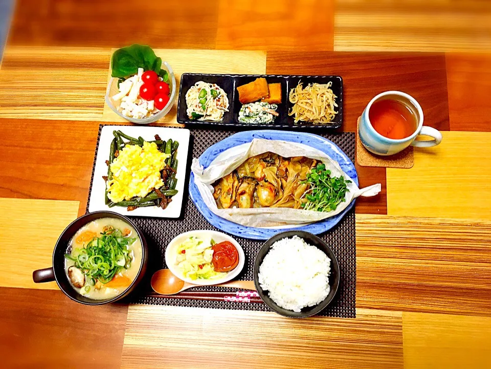 牡蠣と白ネギとキノコの味噌味包み蒸し
インゲンのオイスター炒め卵乗せ
マカロニサラダ
粕汁
香の物
小鉢3種##粕汁 #和食 #ほっこり #野菜たっぷり #浅漬け #たまご #オイスターソース #マカロニサラダ|ぼんぼんさん