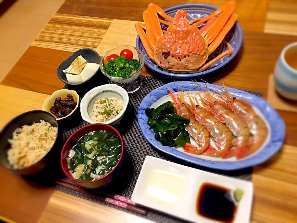 蒸しずわい蟹
牡丹海老とワカメのお刺身
枝豆豆腐
牡蠣の佃煮
えのきとオクラの梅オカカ和え
ワカメのお味噌汁
五目ごはん#わかめ #ずわい蟹#牡丹海老 #冷奴 #五目ごはん #味噌汁|ぼんぼんさん