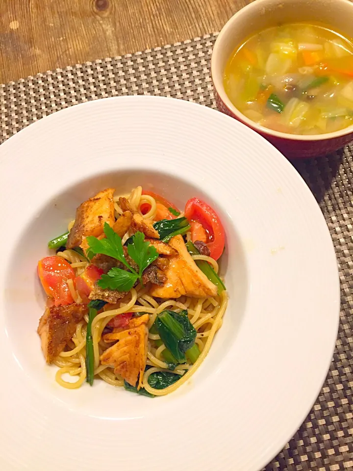 Snapdishの料理写真:日曜日のパスタ🍝
今日はサーモンと小松菜、フルーツトマトのペペロンチーノ🍅🍃
ニンニクとアンチョビ、タイムで香り付けしたあっさりパスタ✨
たまには、こういうのもいいな😊
たっぷり野菜のミネストローネ🍲
ご馳走様でした😋💛|まみりんごさん